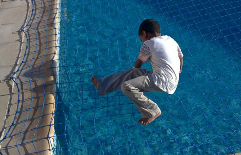 pool-safety-net-prevents-kids-falling-into-swimming-pool